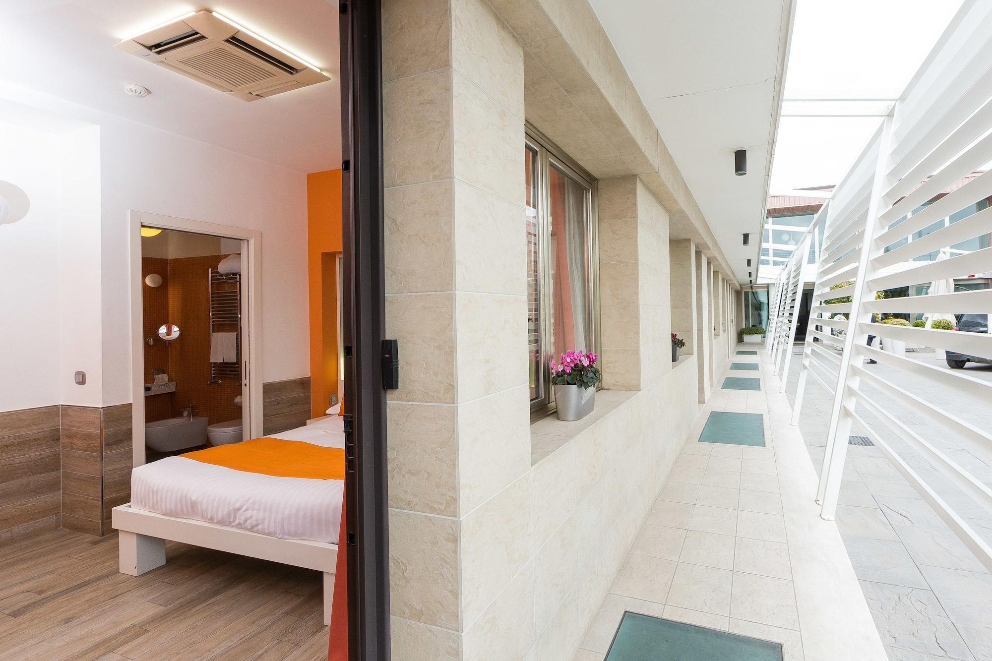 Jc Contemporary Hotel 4*