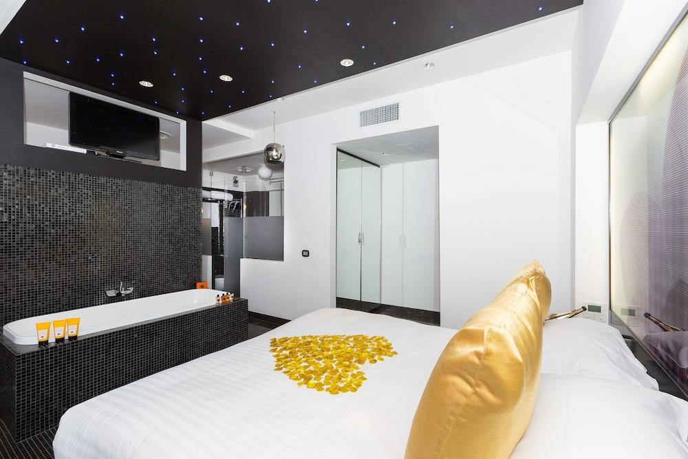 Jc Contemporary Hotel 4*